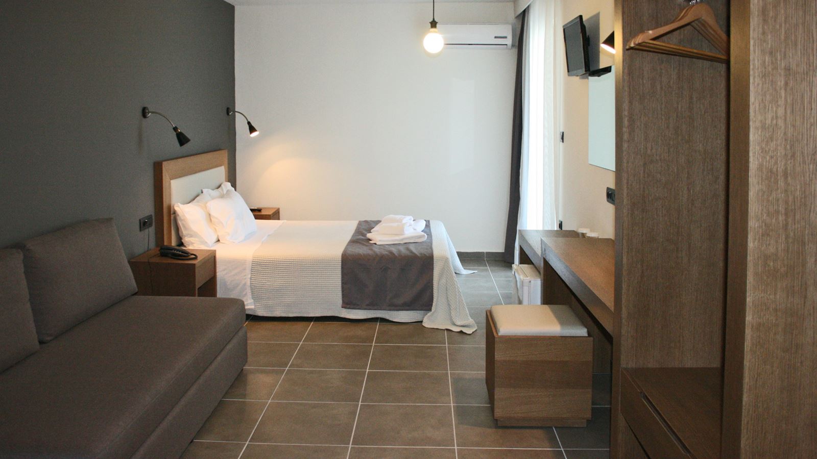 AMPHITRYON CITY HOTEL