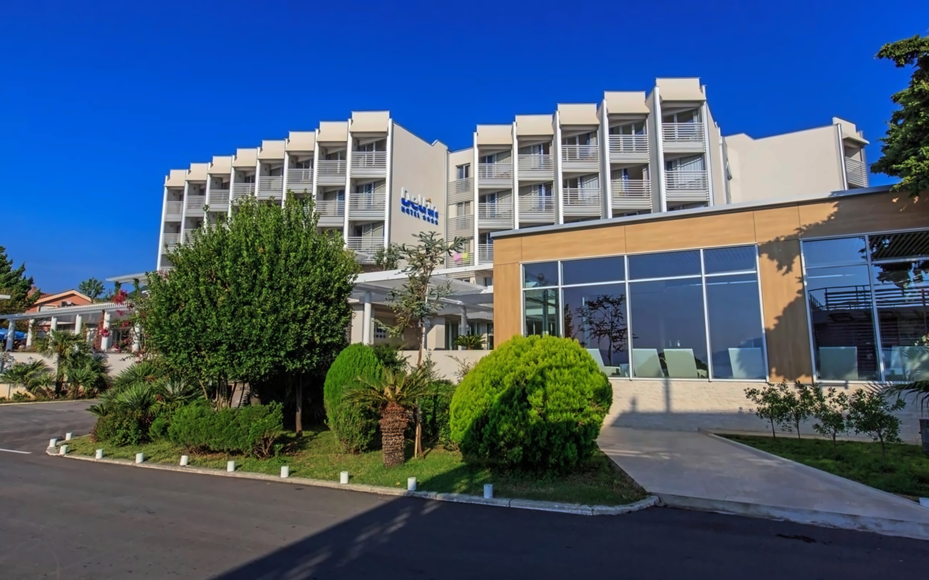 CARINE HOTEL DELFIN