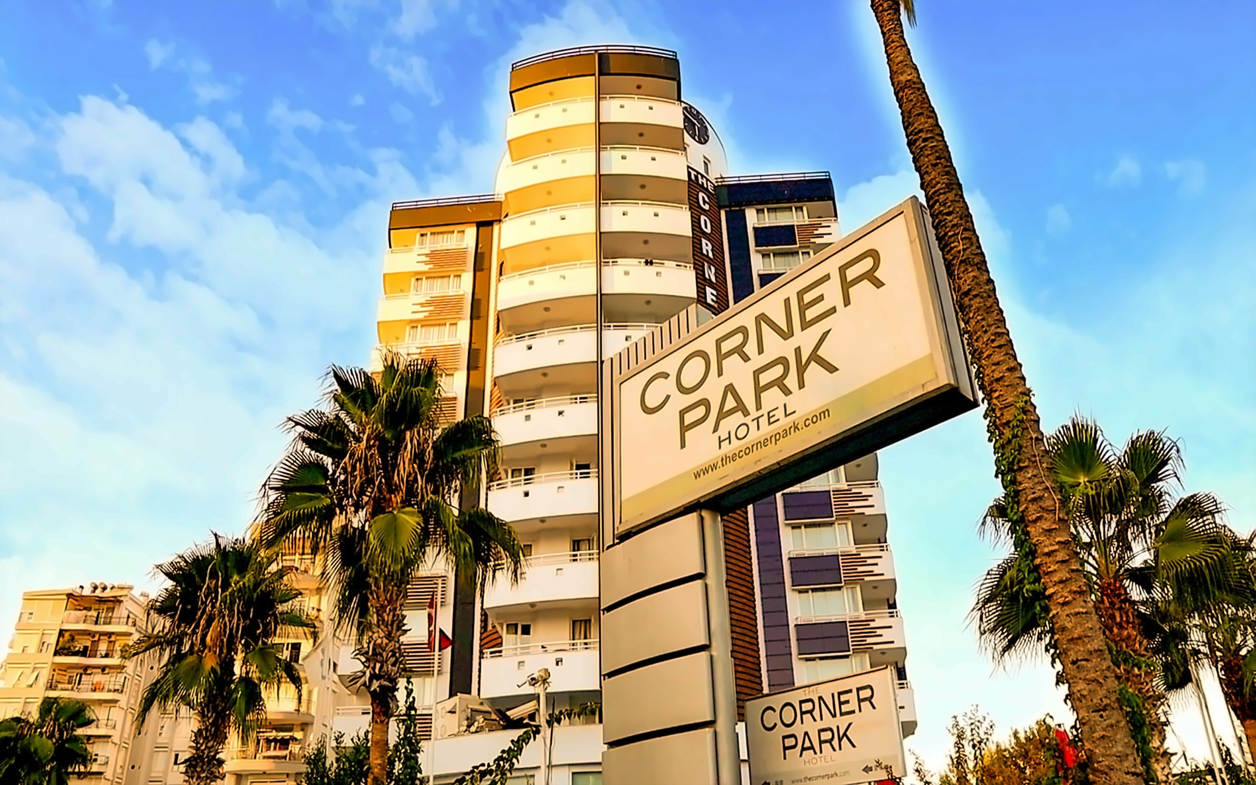THE CORNER PARK HOTEL