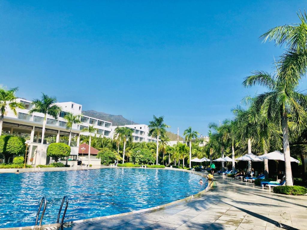 DIAMOND BAY CONDOTEL RESORT