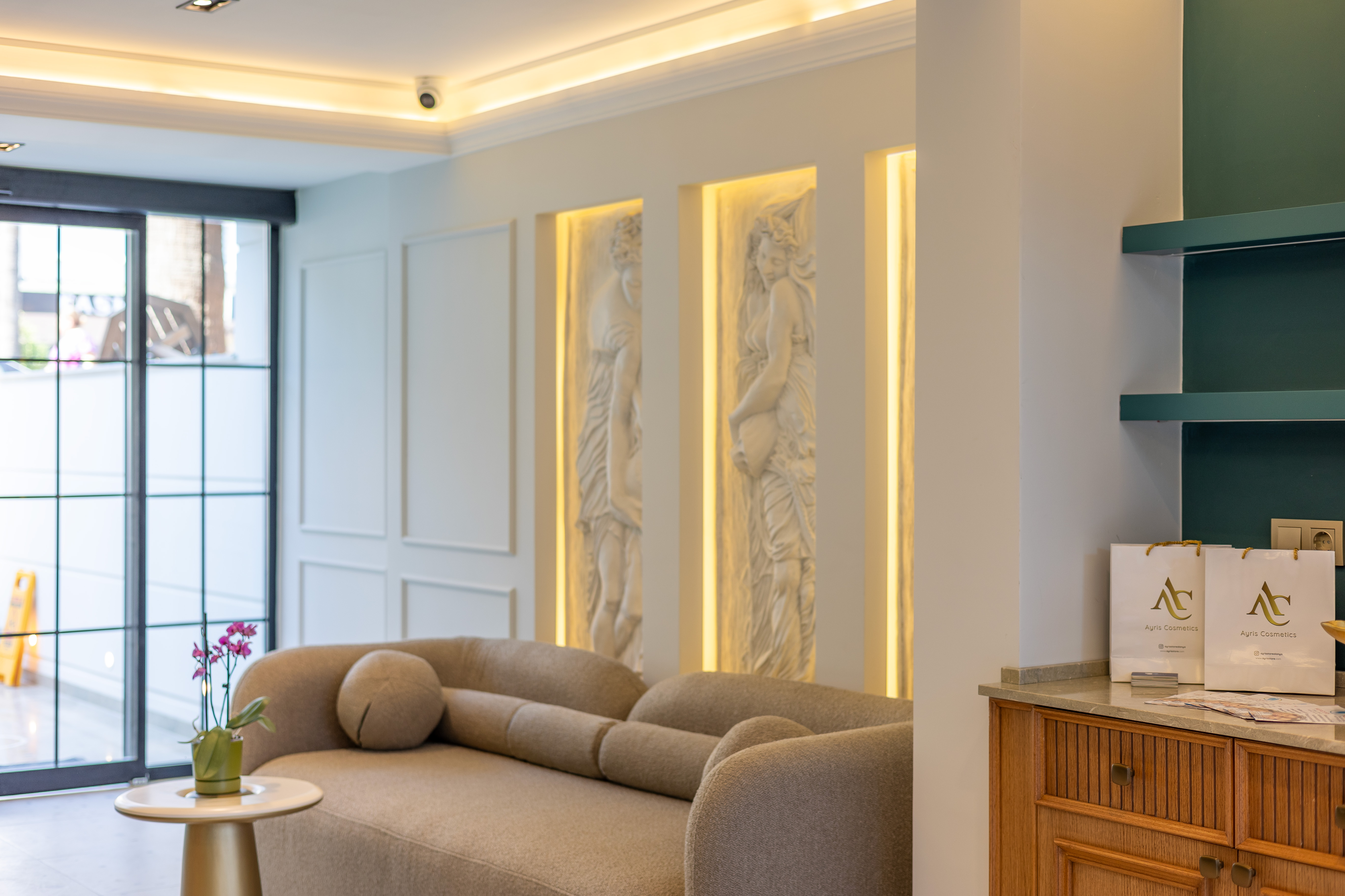 DE MANOR BOUTIQUE ADULT ONLY +16  AGE